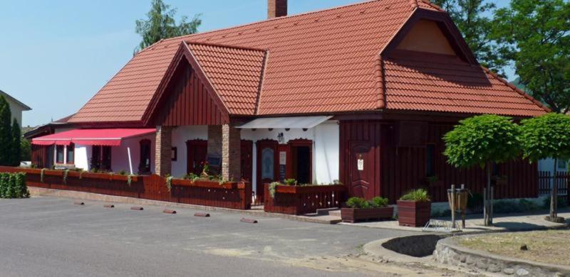 Hotel Ignacz Vendeghaz Pálosvörösmart Exterior foto